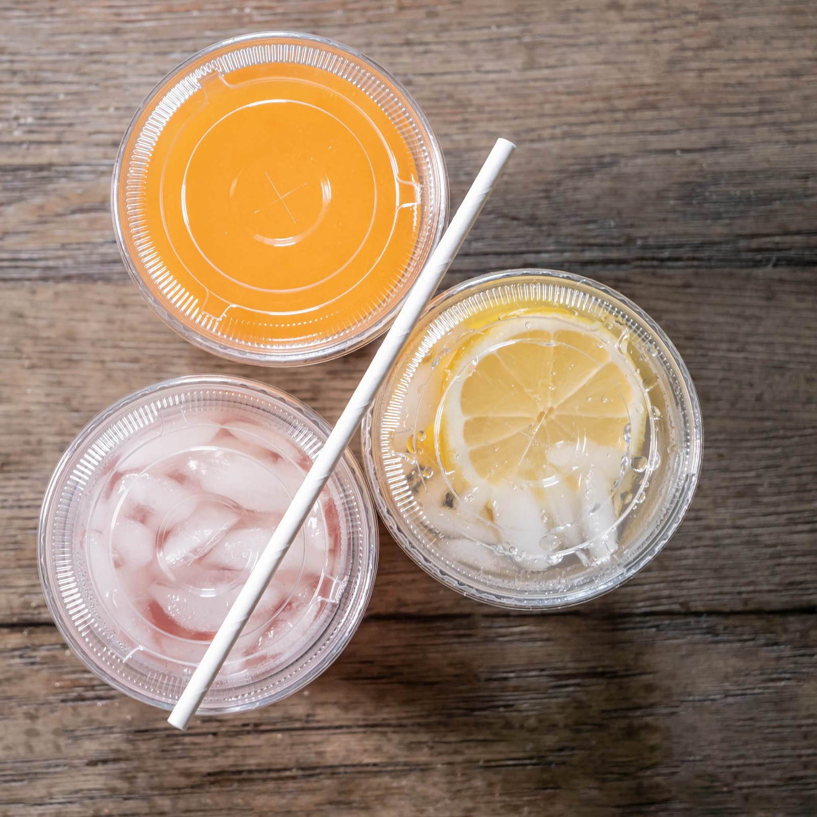 Disposable 20 oz Plastic Crystal Clear Cups with Flat Lids and Paper Straws -…