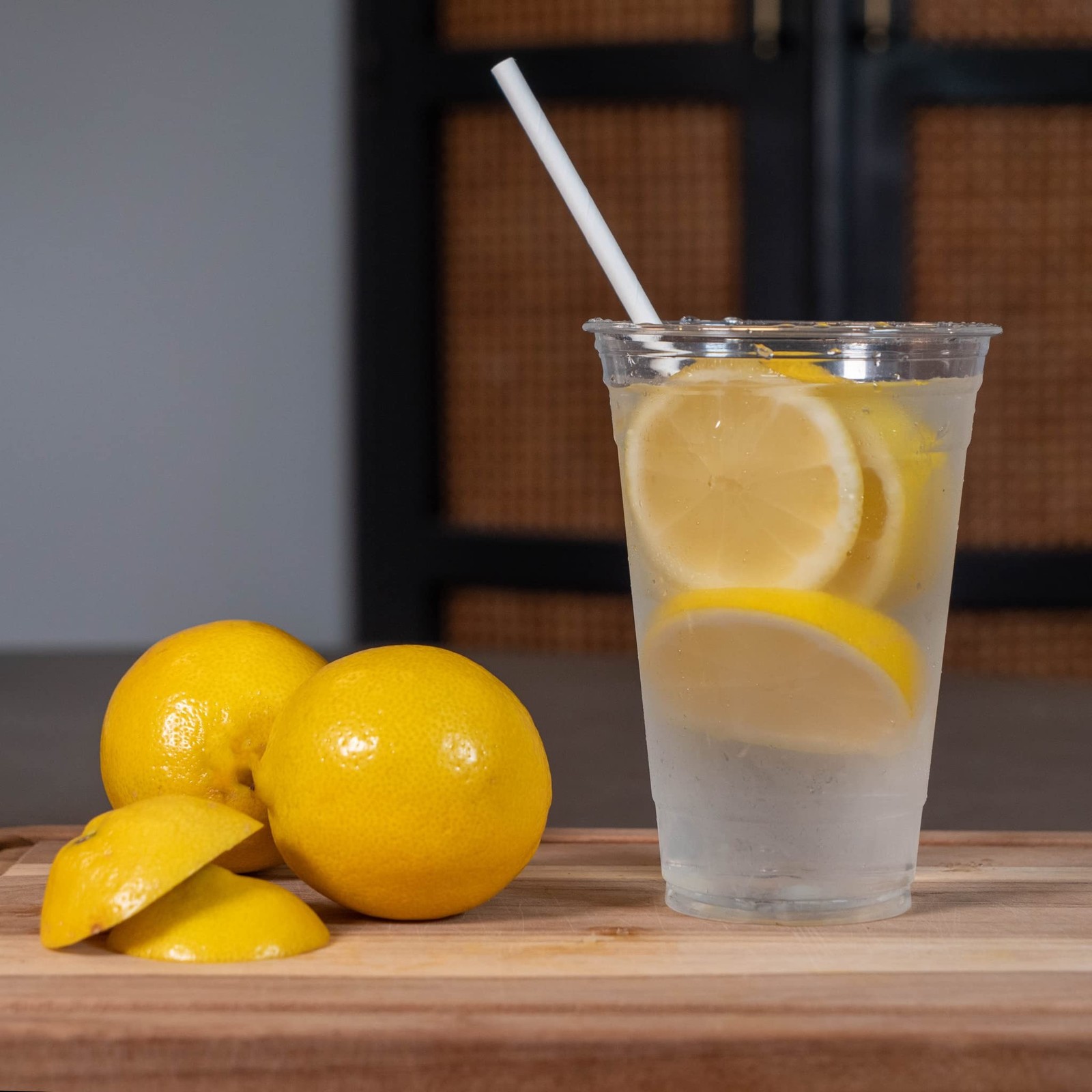 Disposable 20 oz Plastic Crystal Clear Cups with Flat Lids and Paper Straws -…