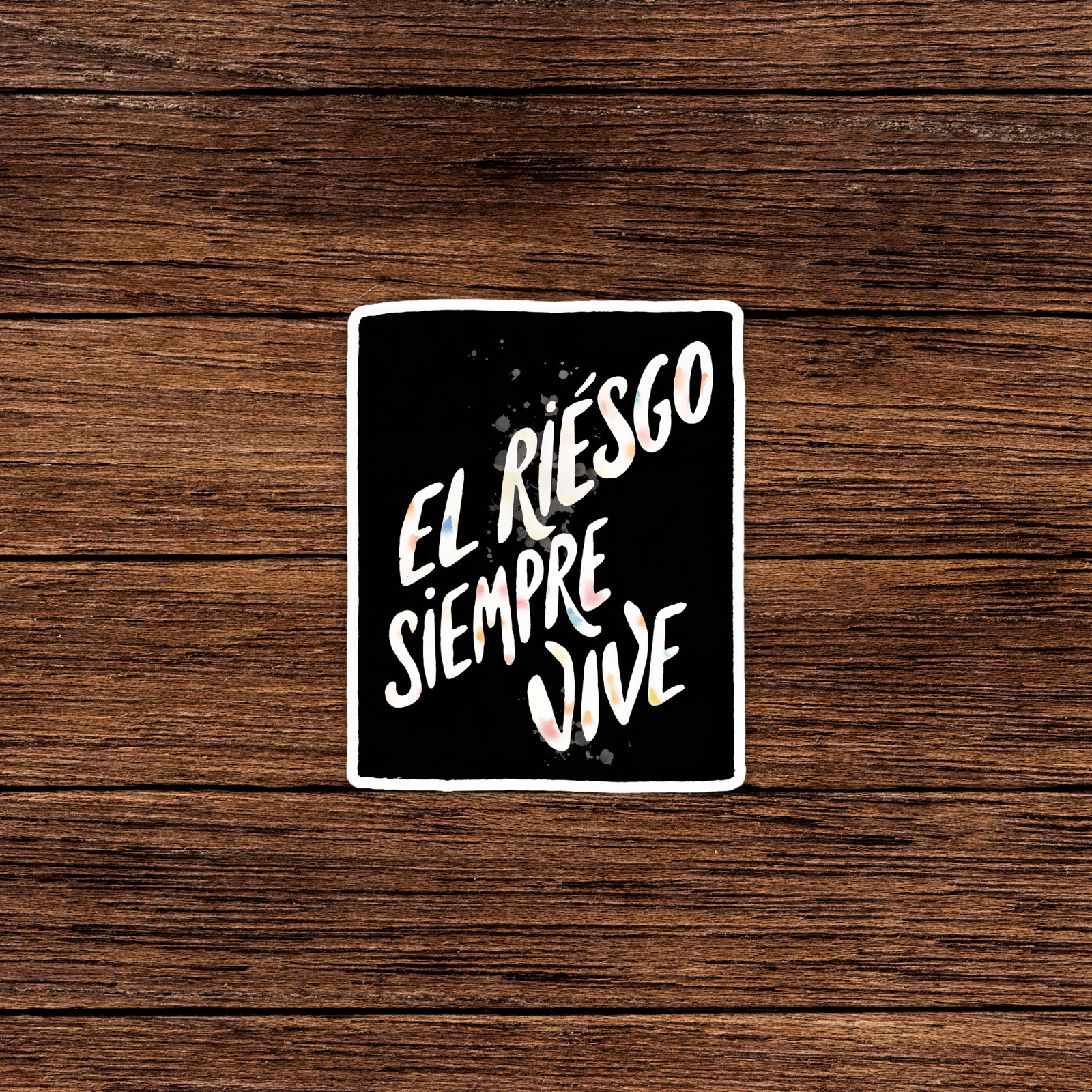 El Riesgo Siempre Vive – Spanish Motivational Sticker, Black & Iridescent White